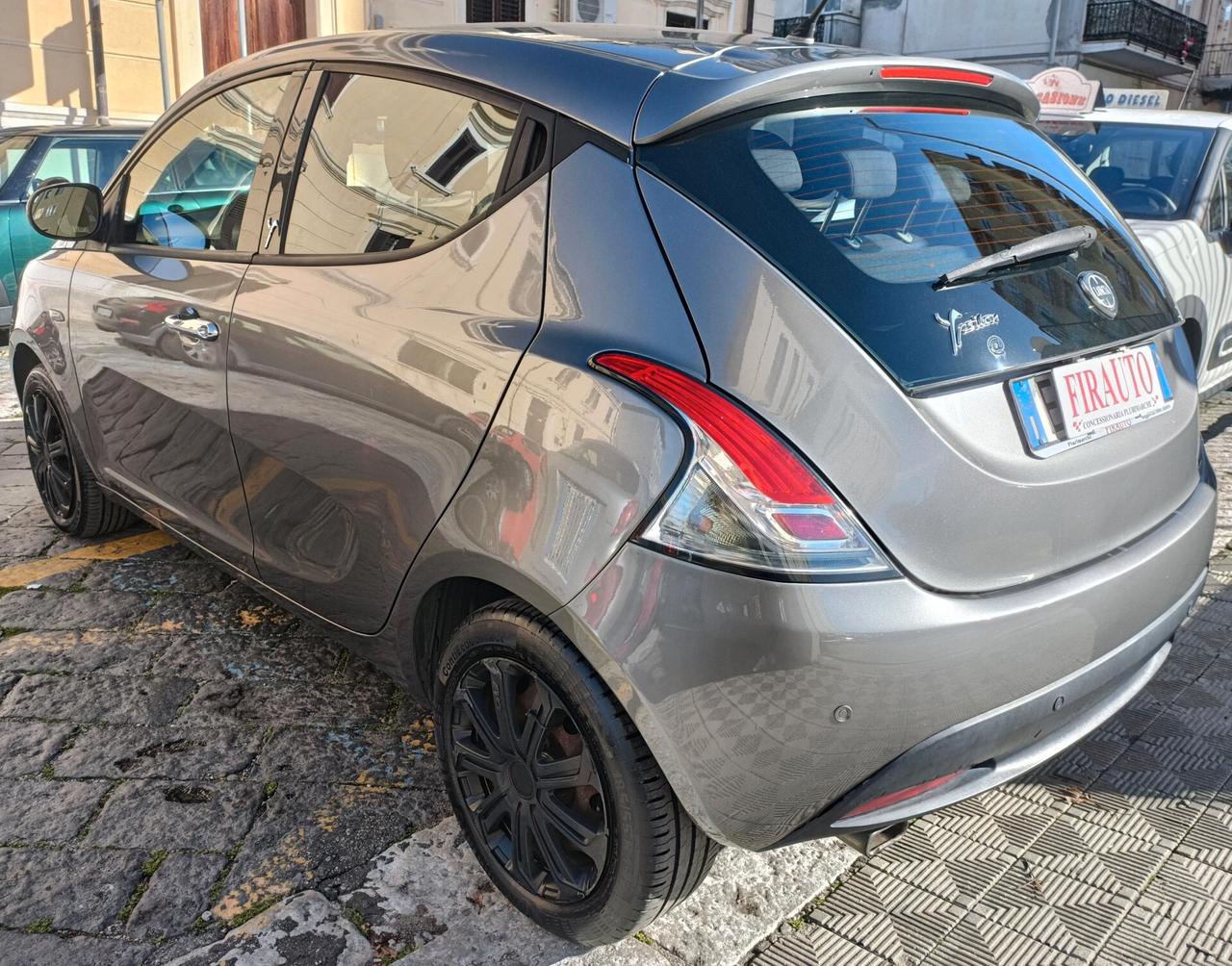 Lancia Ypsilon 1.2 69 CV 5 porte S&S Silver