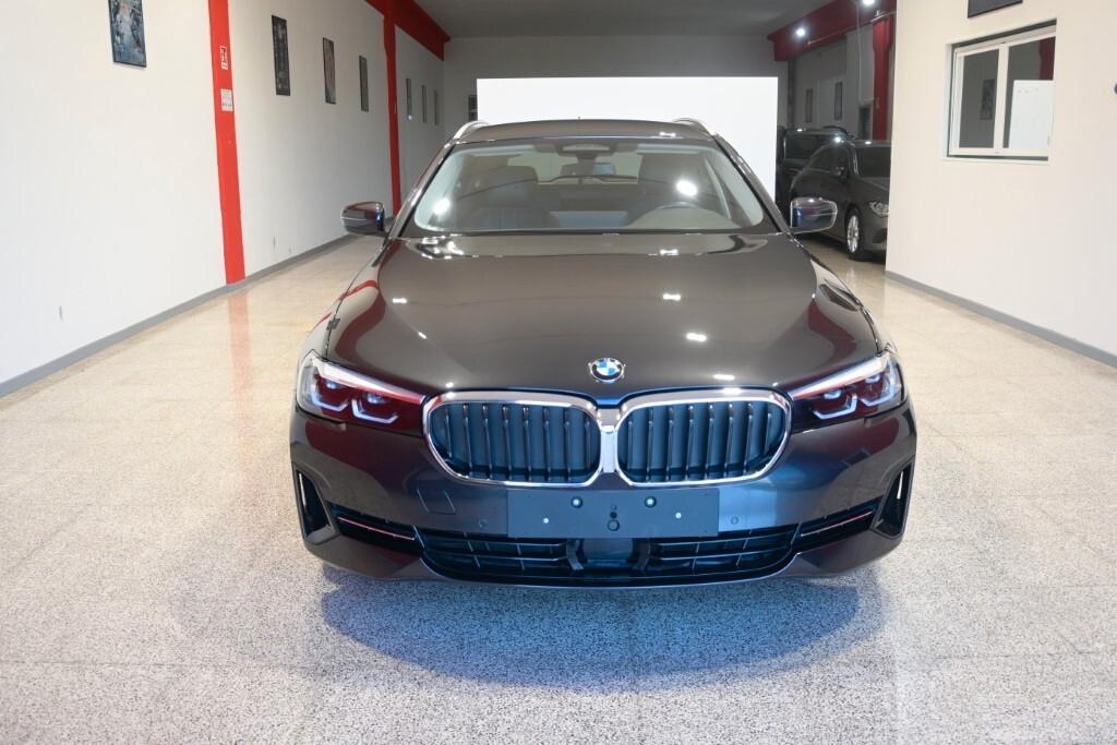 BMW 518D TOURING 136CV STEPTRONIC BUSINESS ADVANTAGE ( FARI LED ADATTIVI - BMW DIGITAL COCKPIT - ACTIVE CRUISE - PELLE - AMBIENT LIGHTS - NAVI - MIRROR - PARK ASSISTANT - TELECAMERA POST. )