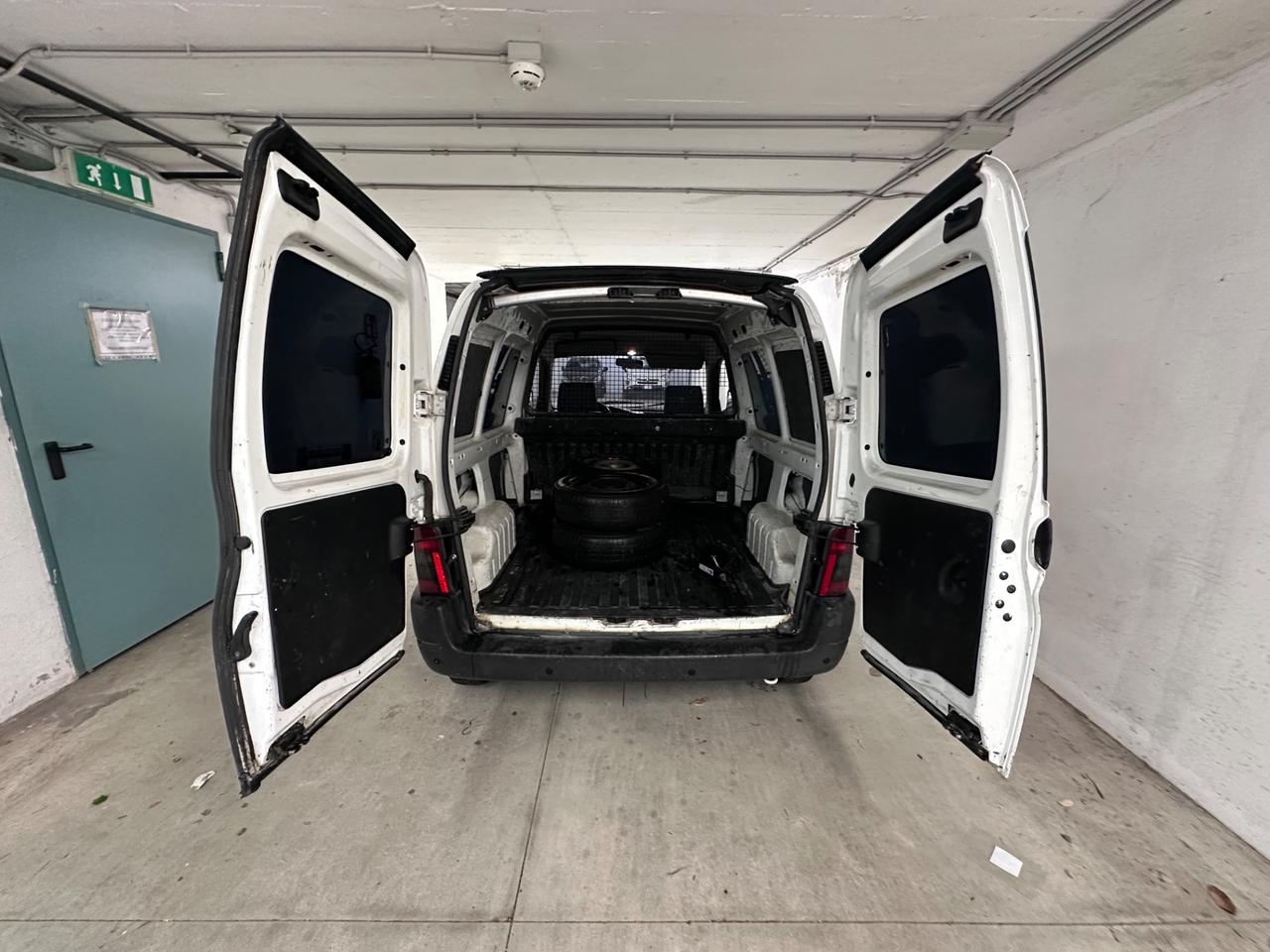 Peugeot Ranch 1.9 Diesel anno 1997 con 180.000 km Vettura utilizzata da un solo locatore, in ordine di tutto ! Furgoncino piccolo dai consumi ridotti Cabina comunicante, In aggiunta 4 cerchi gommati. Verrà consegnata con tagliando preconsegna Si valut