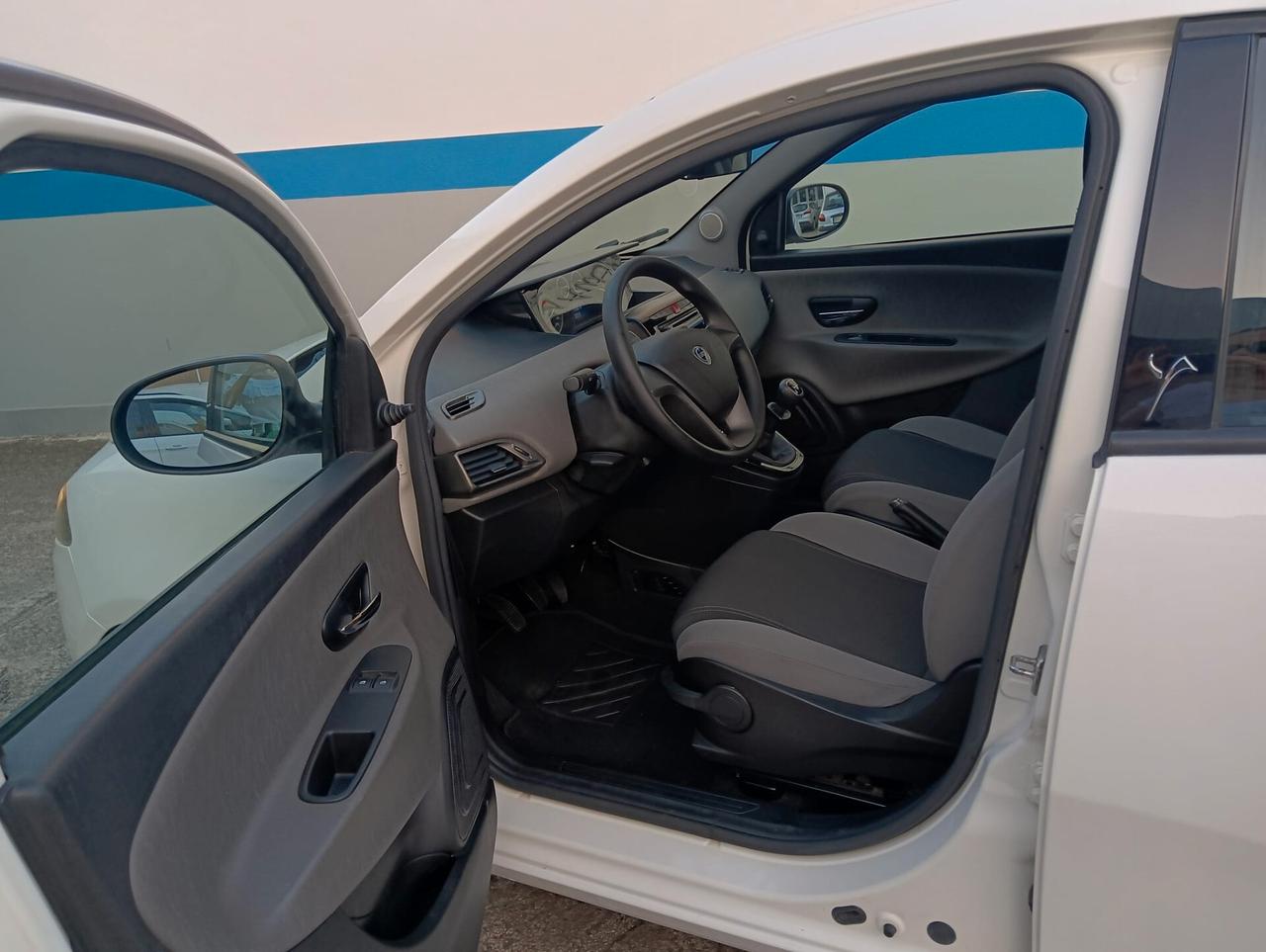 Lancia Ypsilon 1.2 69 CV 5 porte S&S Silver