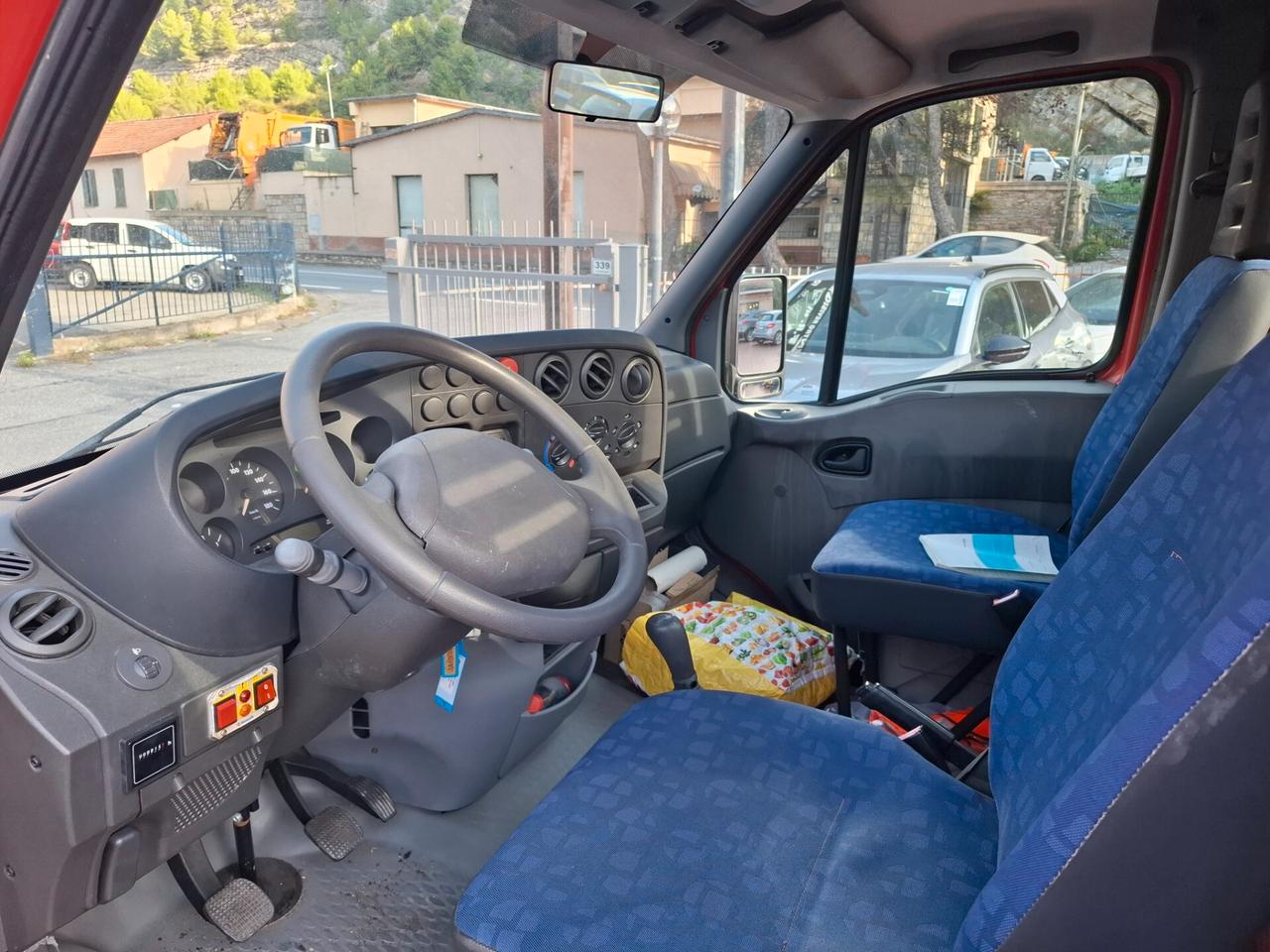 IVECO DAILY CON PIATTAFORMA MOBILE