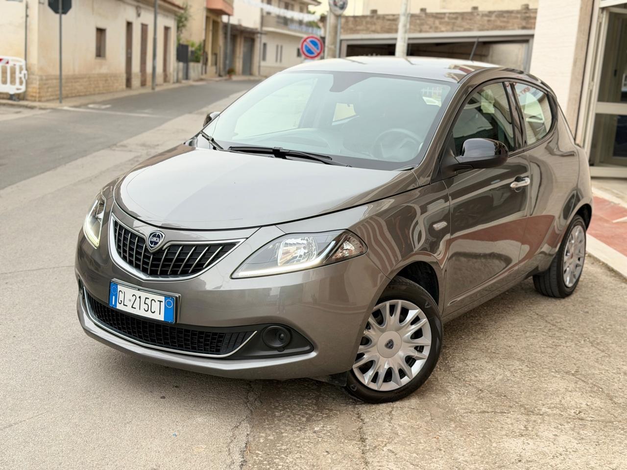 Lancia Ypsilon 1.0 FireFly 5 porte S&S Hybrid Silver