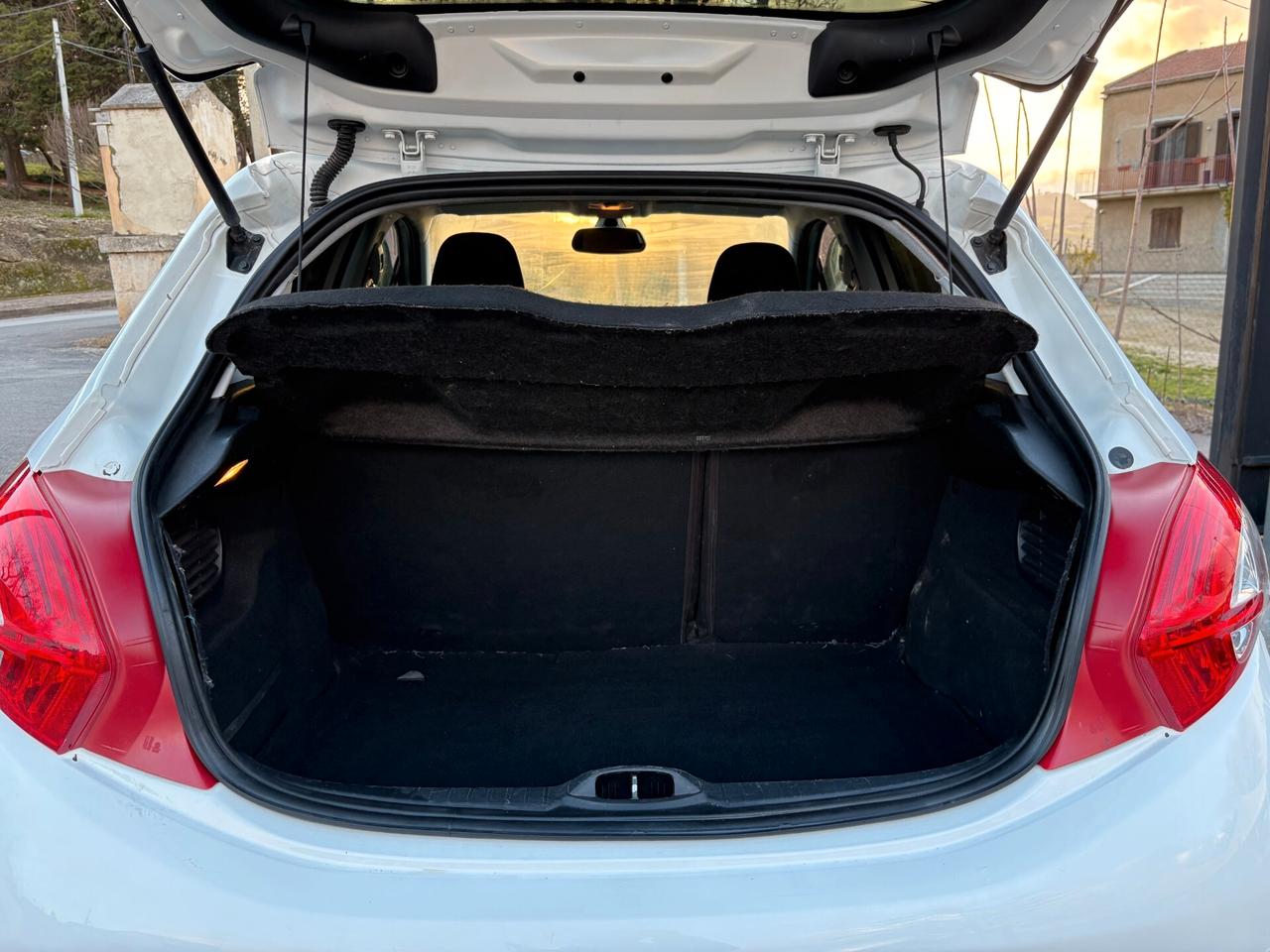 Peugeot 208 1.4 HDi 68 CV 5 porte Allure