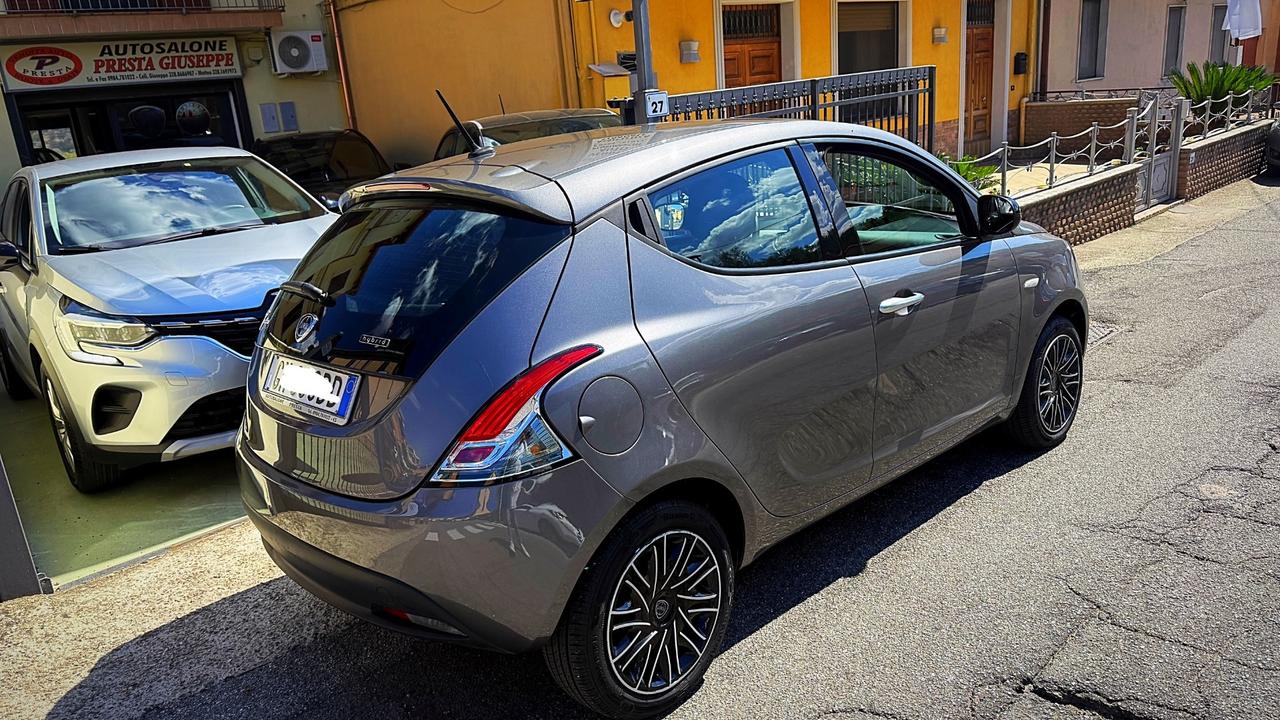 Lancia Ypsilon 1.0 Hybrid Silver - 12/2022