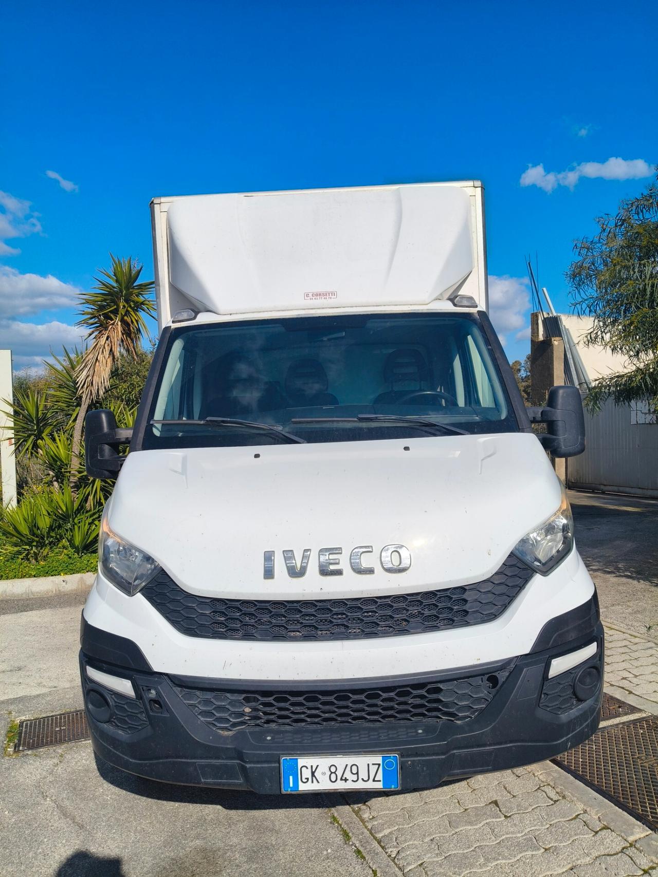 Iveco Daily con sponda caricatrice