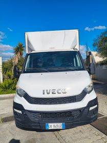 Iveco Daily con sponda caricatrice