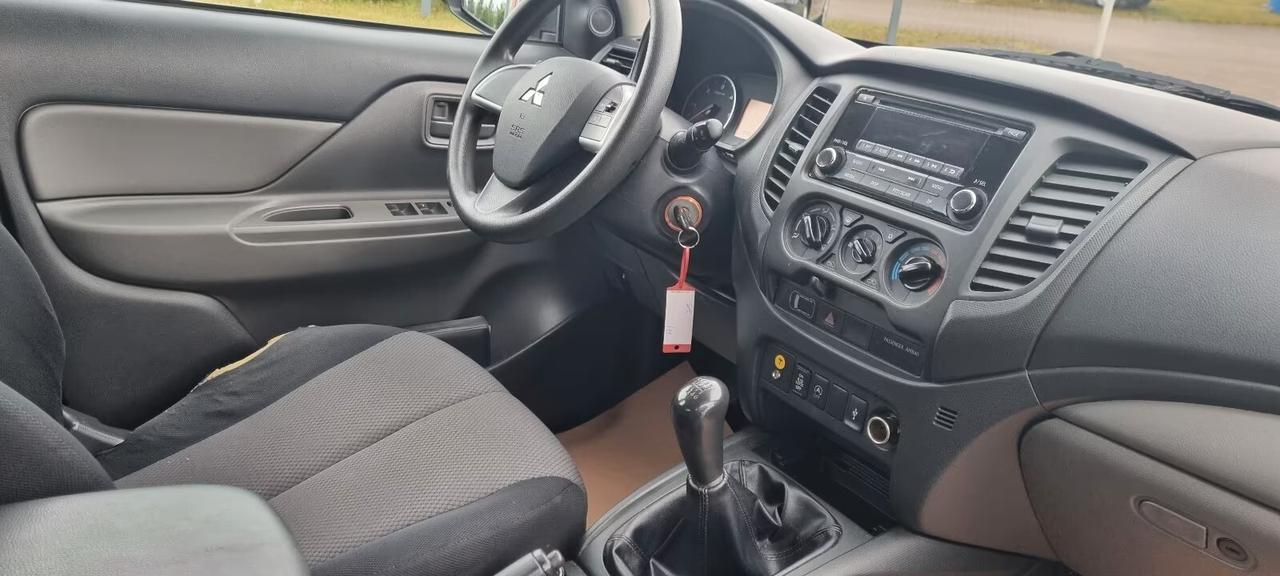 Mitsubishi L200 Double Cab Invite Cabina doppia 4WD+Ahk/Navi/Aria condizionata