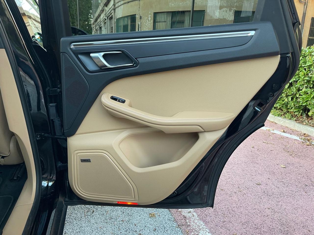 Porsche Macan -- 2.0 #7143