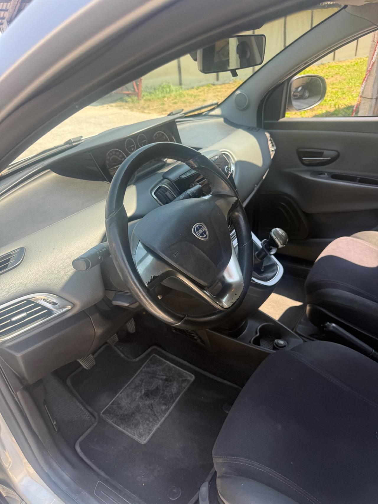 Lancia Ypsilon natural power benzina metano NEOPATENTATI