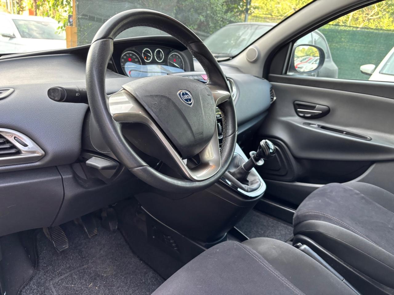 Lancia Ypsilon 5 porte Metano Ecochic OK NEOPATENTATI