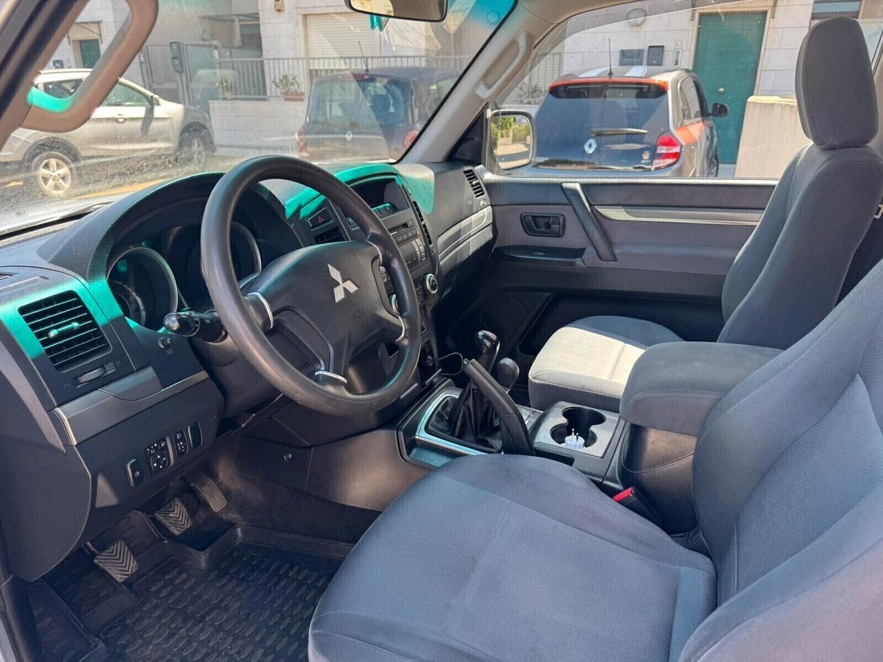 Mitsubishi Pajero 3.2 DI-D 16V aut. 3p. Instyle 200 CV gancio traino