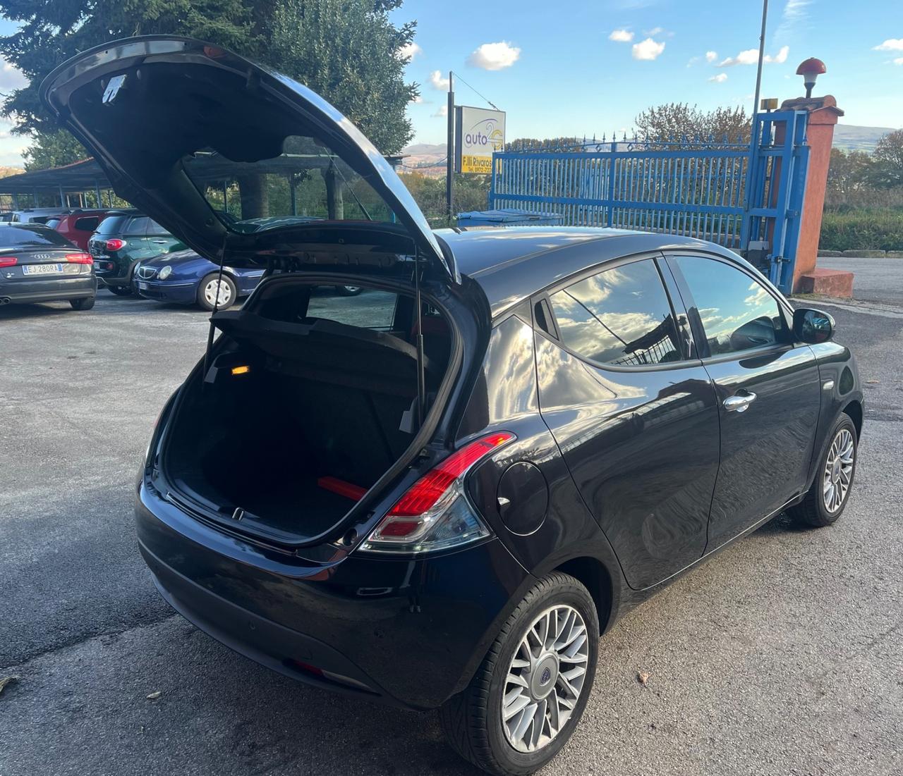 Lancia Ypsilon 1.2 69 CV 5 porte Black/Red