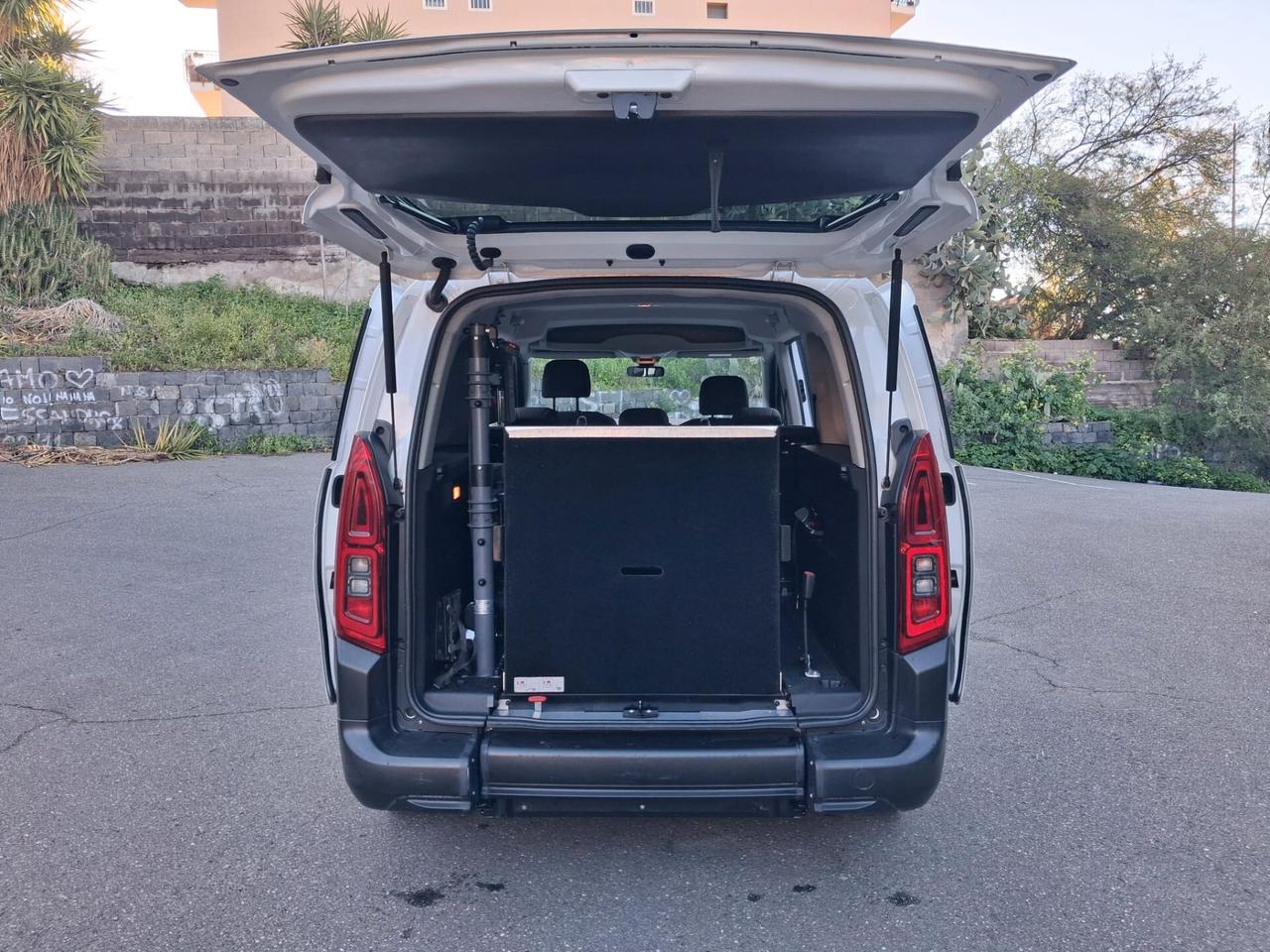 Citroen Berlingo Pianale ribassato con rampa disabili in carrozzina