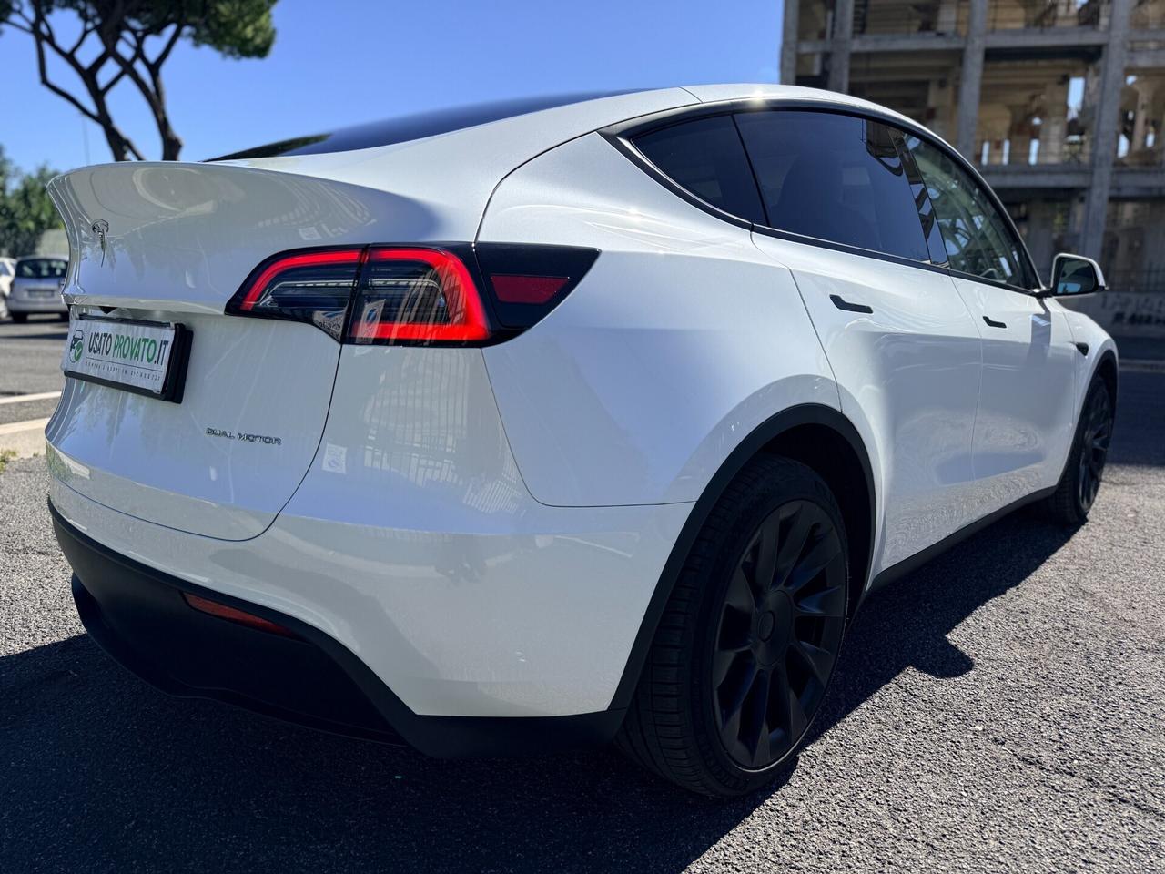 Tesla Model Y Long Range AWD Interni BIANCHI