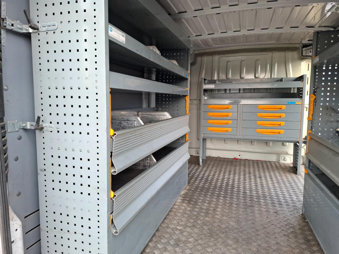 Fiat Ducato allestito con scaffali