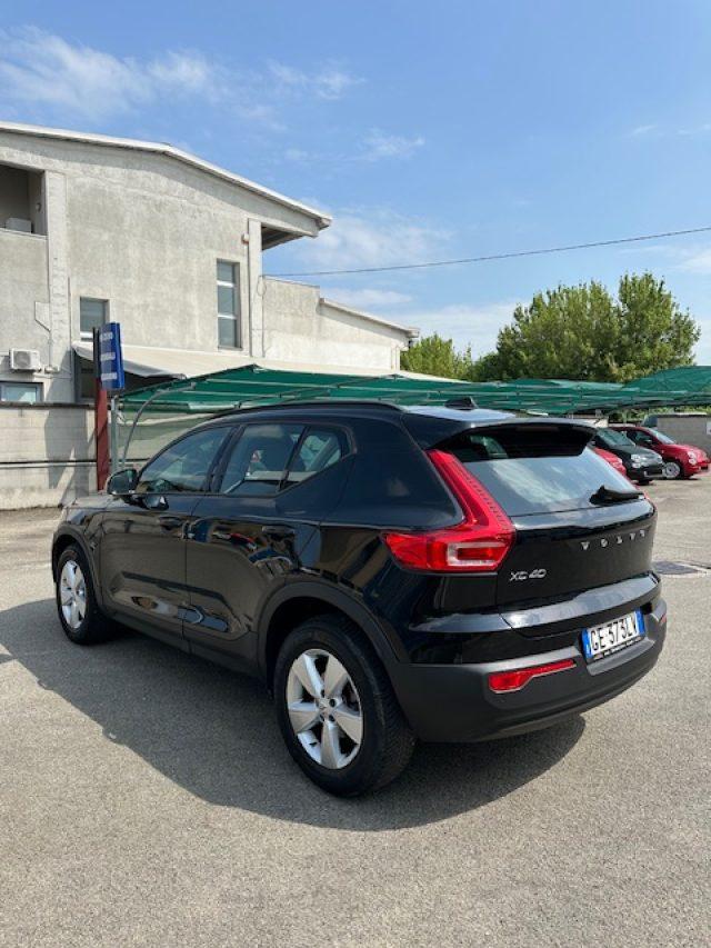 VOLVO XC40 T2 Momentum Core
