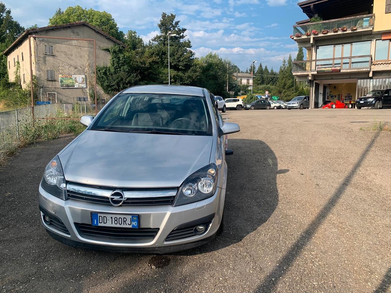 Opel Astra unico proprietario, anno 2006, distribuzione sostituita 136000 km benzina , tagliandata