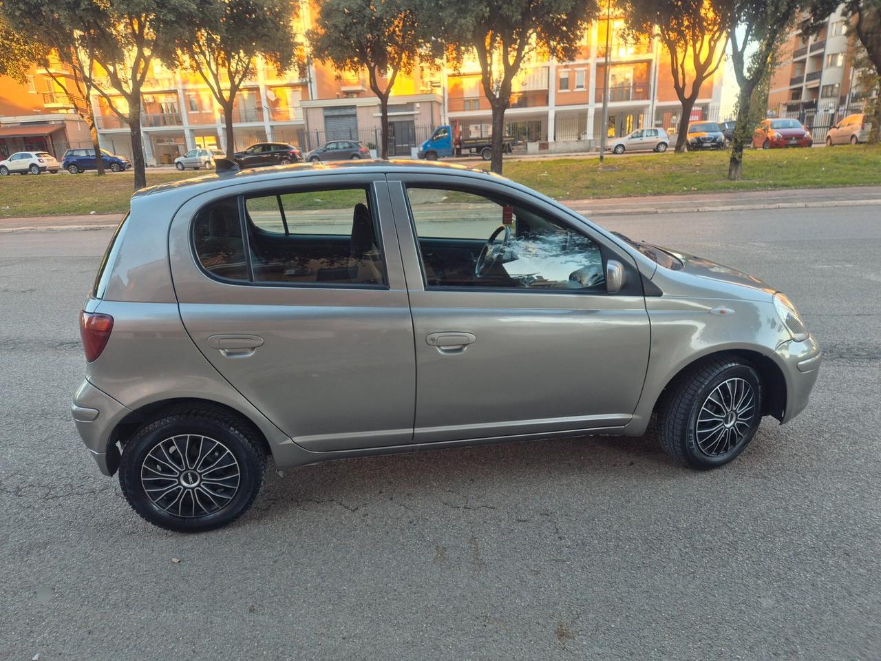 Toyota Yaris 1.0 benzina 68cv anno 05