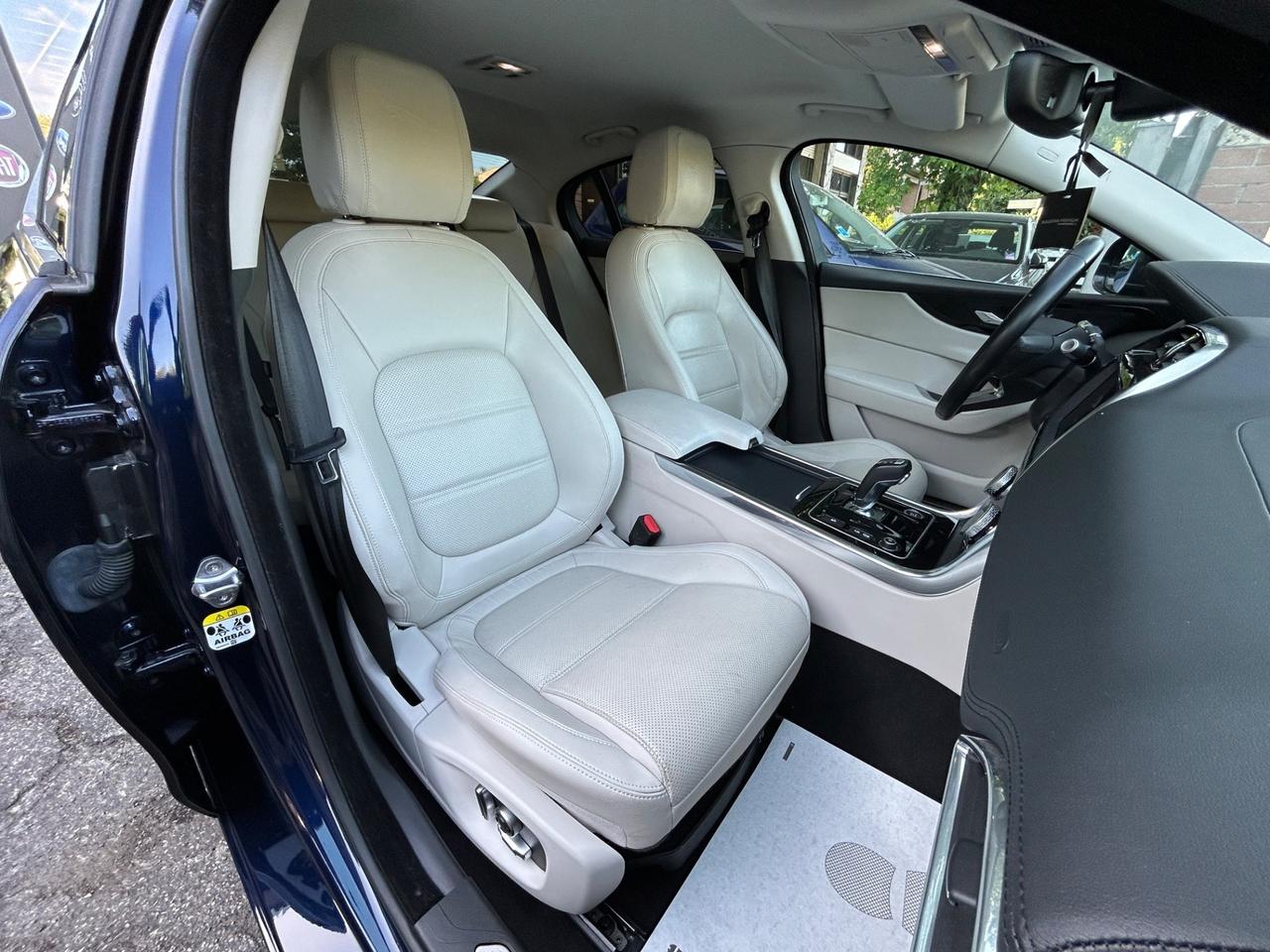 Jaguar XE 2.0 D 180 CV aut. R-Dynamic SE