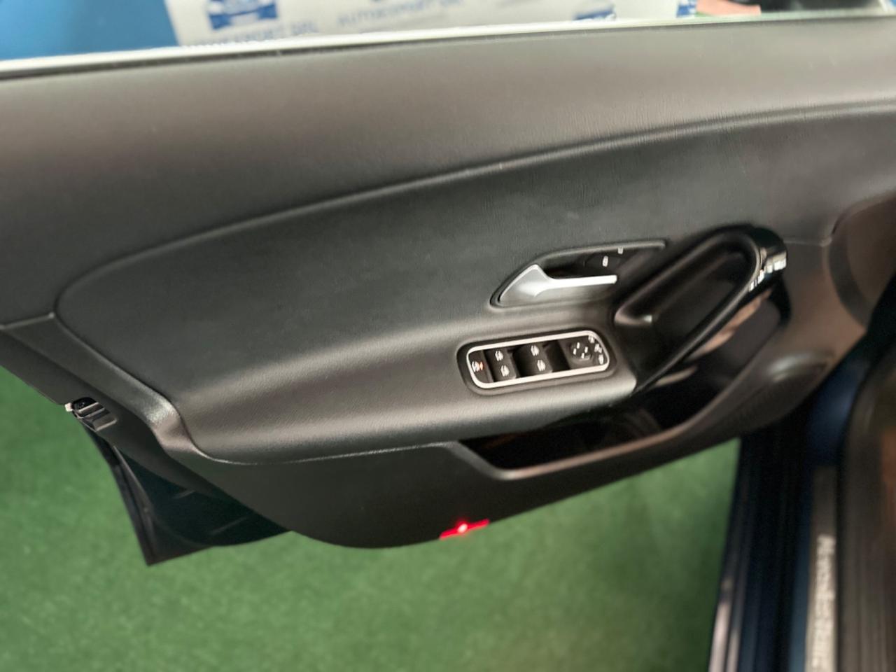 Splendida Mercedes-benz A 180/Automatic Premium2020
