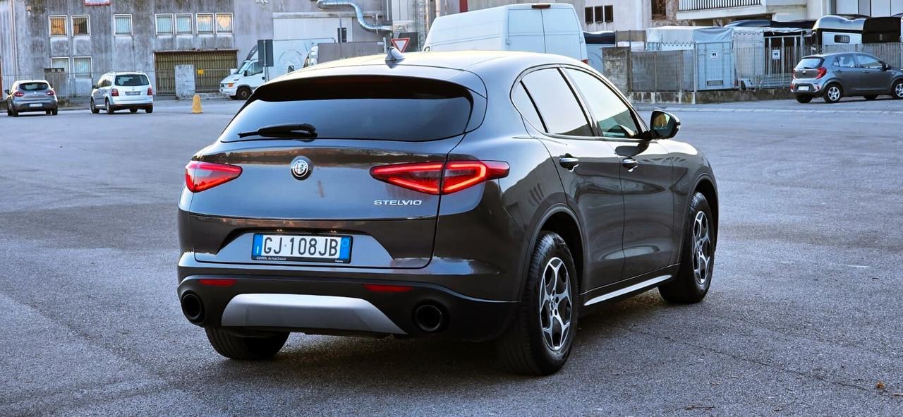 Alfa Romeo Stelvio 2.2 Turbo Diesel 160CV Super AT8 RWD