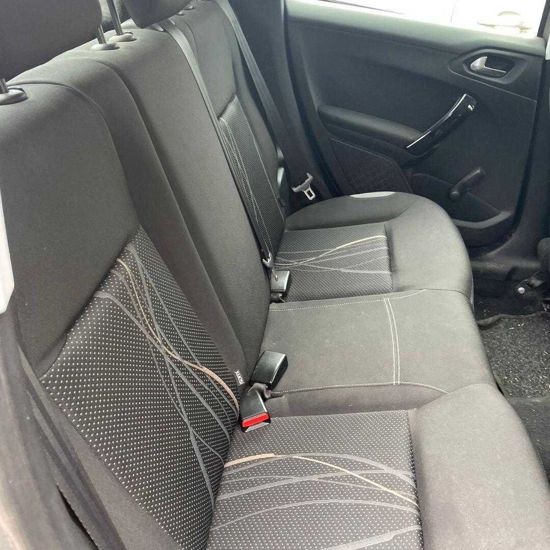 Peugeot 208 1.4 HDi 68 CV **NEOPATENTATI**