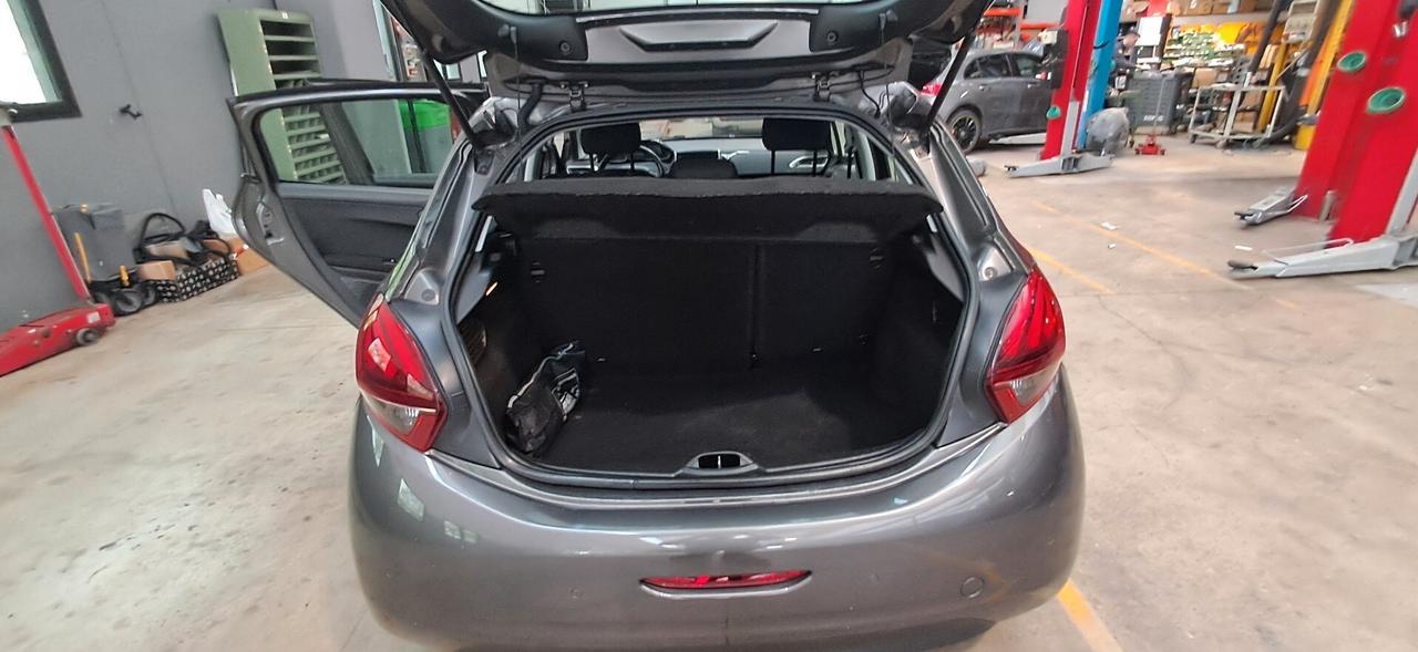Peugeot 208 PureTech 1.2 km 0
