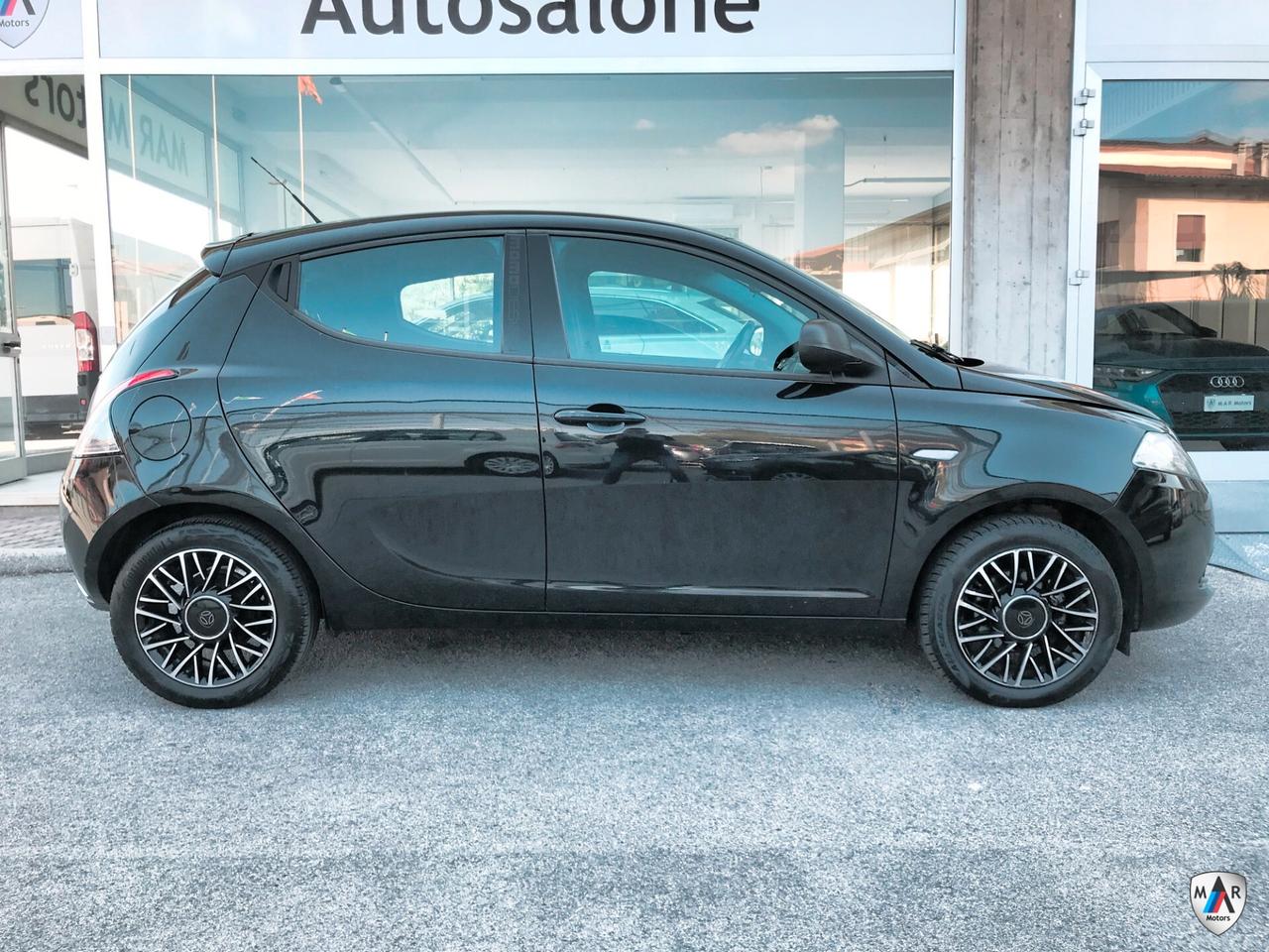Lancia Ypsilon 1.2 69 CV 5 porte S Momodesign