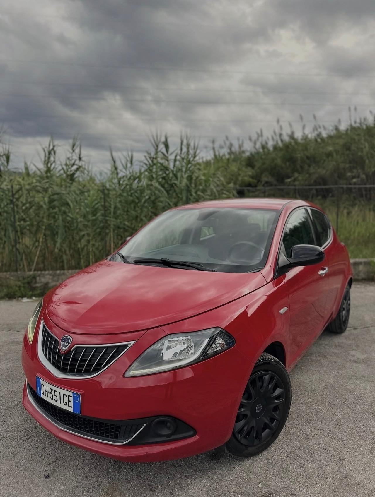 Lancia Ypsilon 1.0 FireFly 5 porte S&S Hybrid Silver