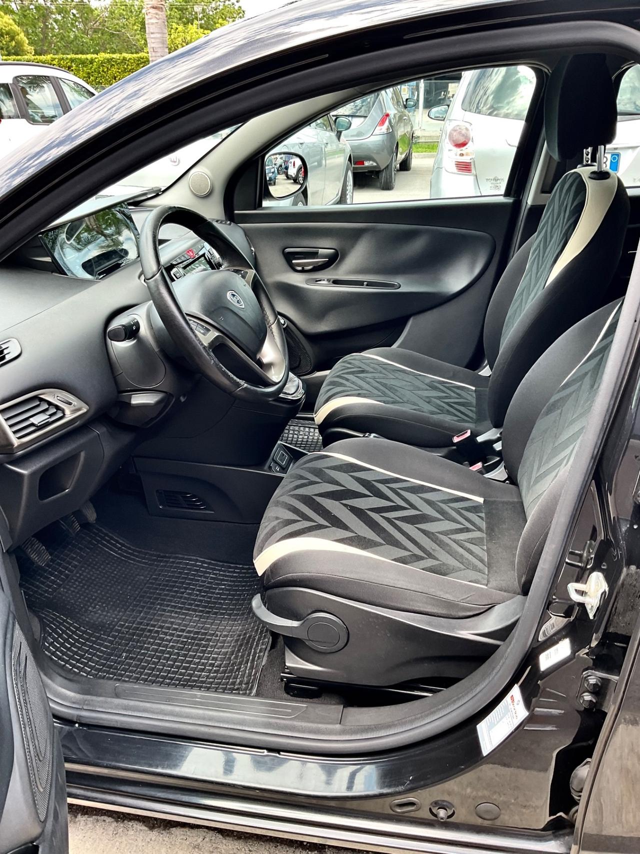 Lancia Ypsilon 1.2 69 CV 5 porte Platinum