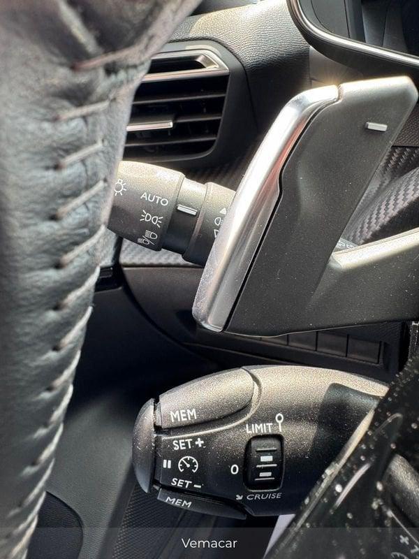 Peugeot 2008 BlueHDi 130 EAT8 Allure Pack aut.-CAR PLAY RETROC-SOLO KM 21200!
