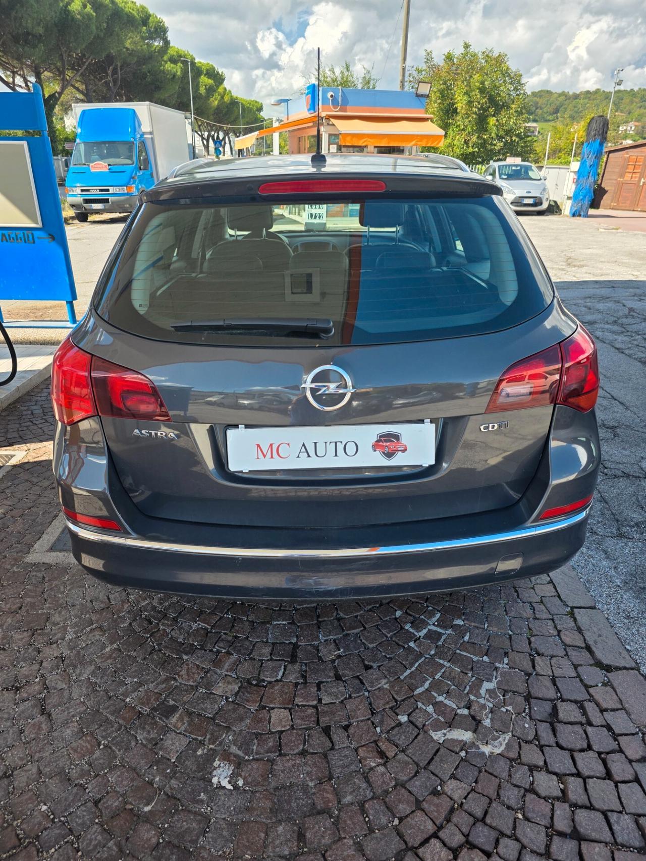 Opel Astra 1.7 CDTI 110CV Sports Tourer Cosmo con 325.000km