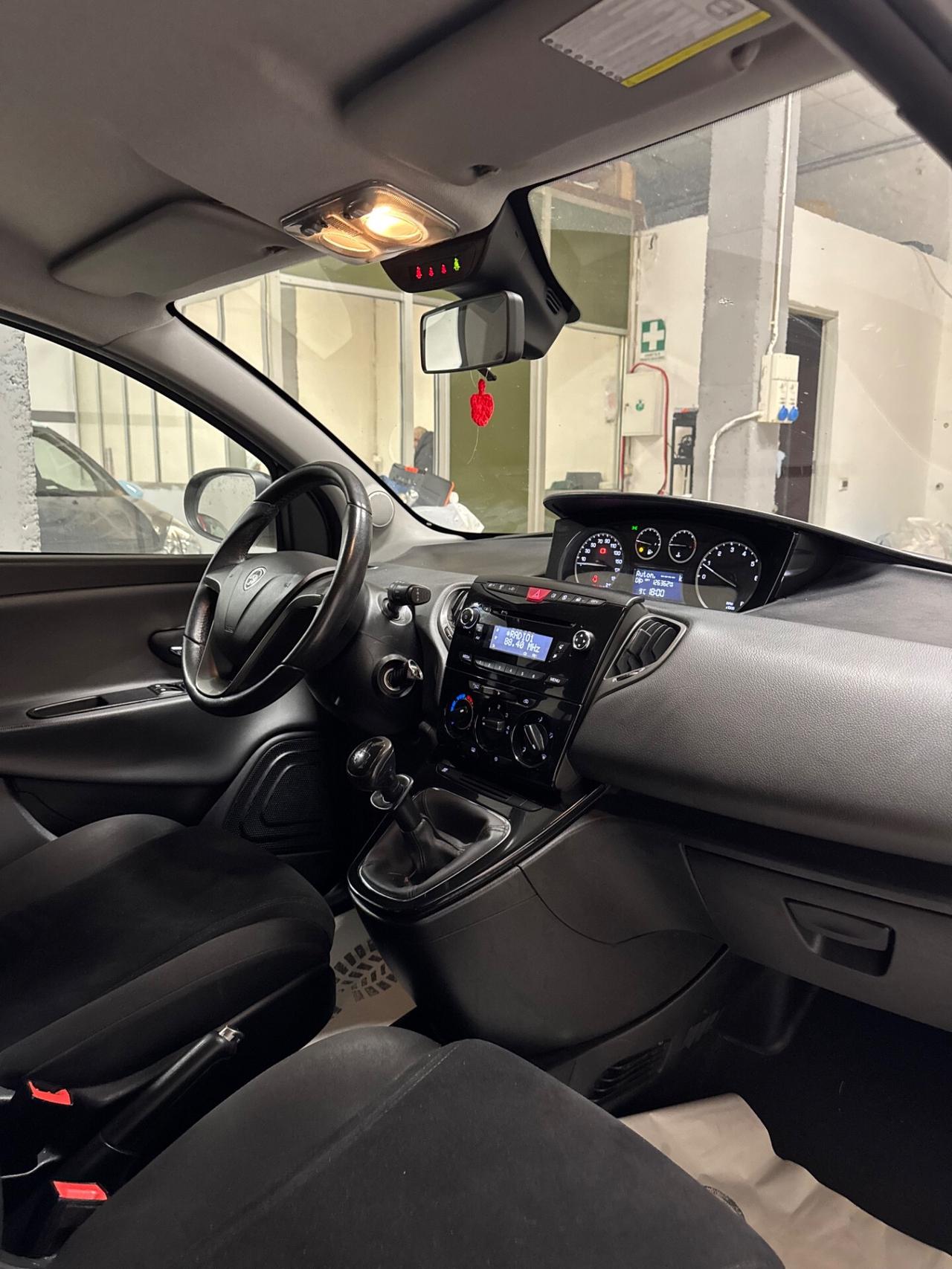 Lancia Ypsilon 1.2 69 CV 5 porte S&S Platinum