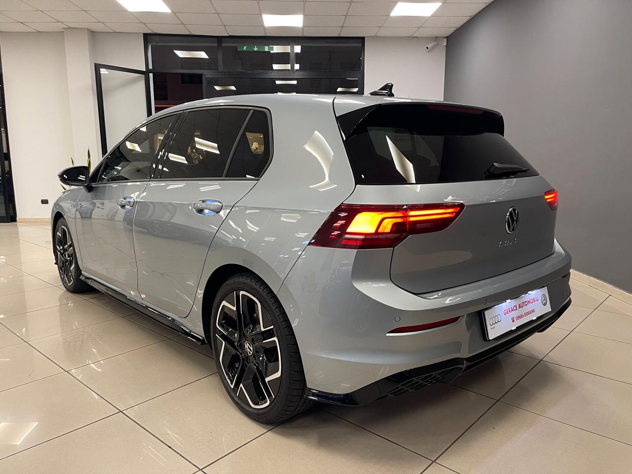 Nuova Volkswagen Golf 8.5 R-Line 2.0 TDI 150cv DSG