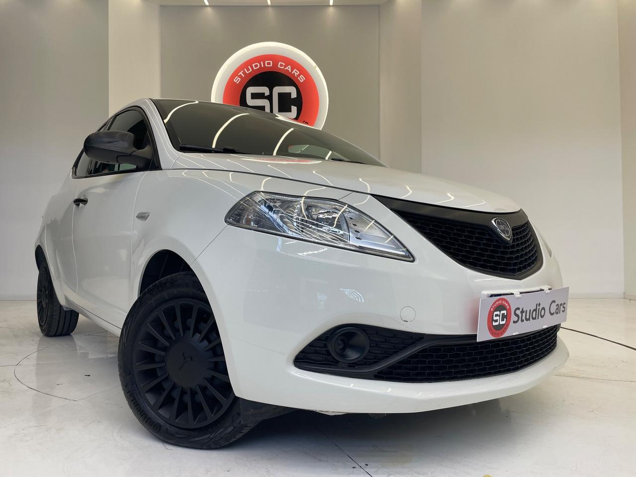 Lancia Ypsilon 1.0 FireFly 5 porte S&S Hybrid Ecochic Silver