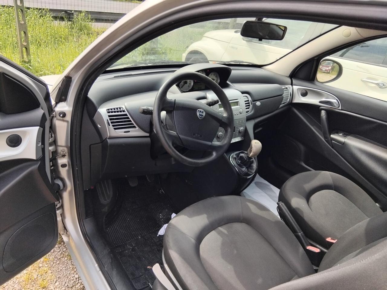 Lancia Ypsilon 1.2 69 CV Unyca