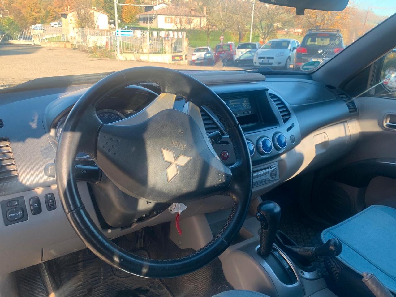 Mitsubishi L200 doppia cabina-5 posti-130000 km-gancio traino- full gls targhet-copricassone