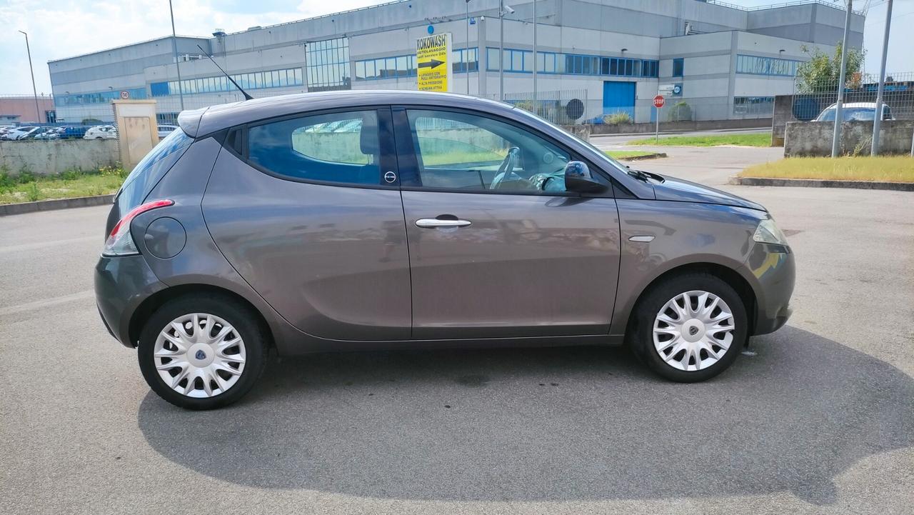 Lancia Ypsilon 1.2 5 p. GPL Ecochic NEOPATENTATI - 2013