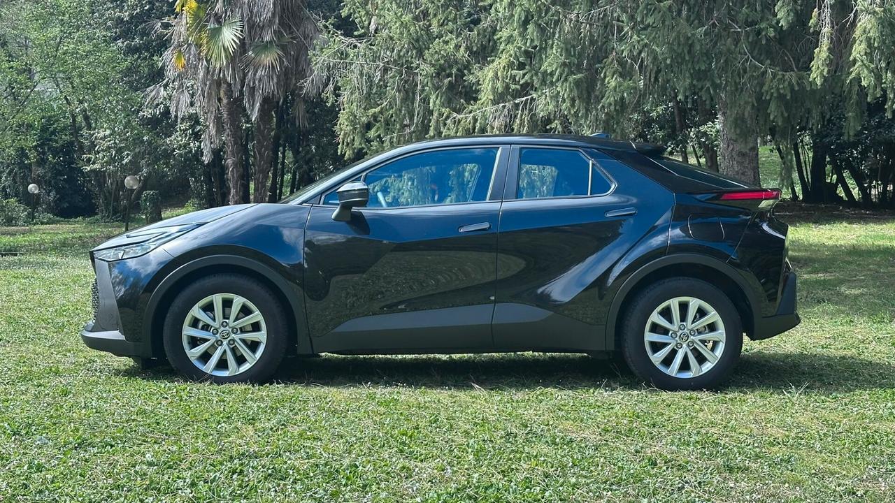 Toyota C-HR 1.8 HV Active 2024 solo 5.500KM PERFETTA leggi testo