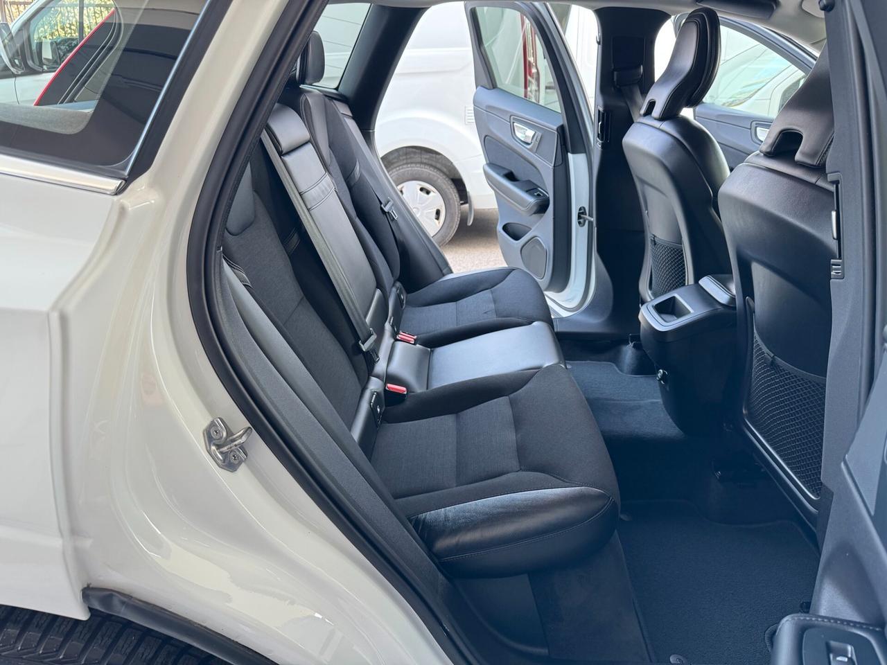 Volvo XC60 2.0 b4 MomentumPro AWD GEARTRONIC PROMO