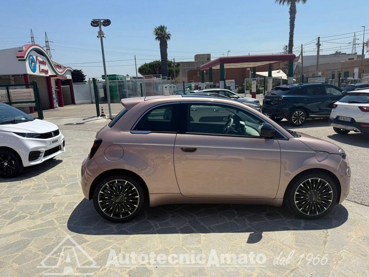 Fiat 500 Berlina Hybrid La Prima