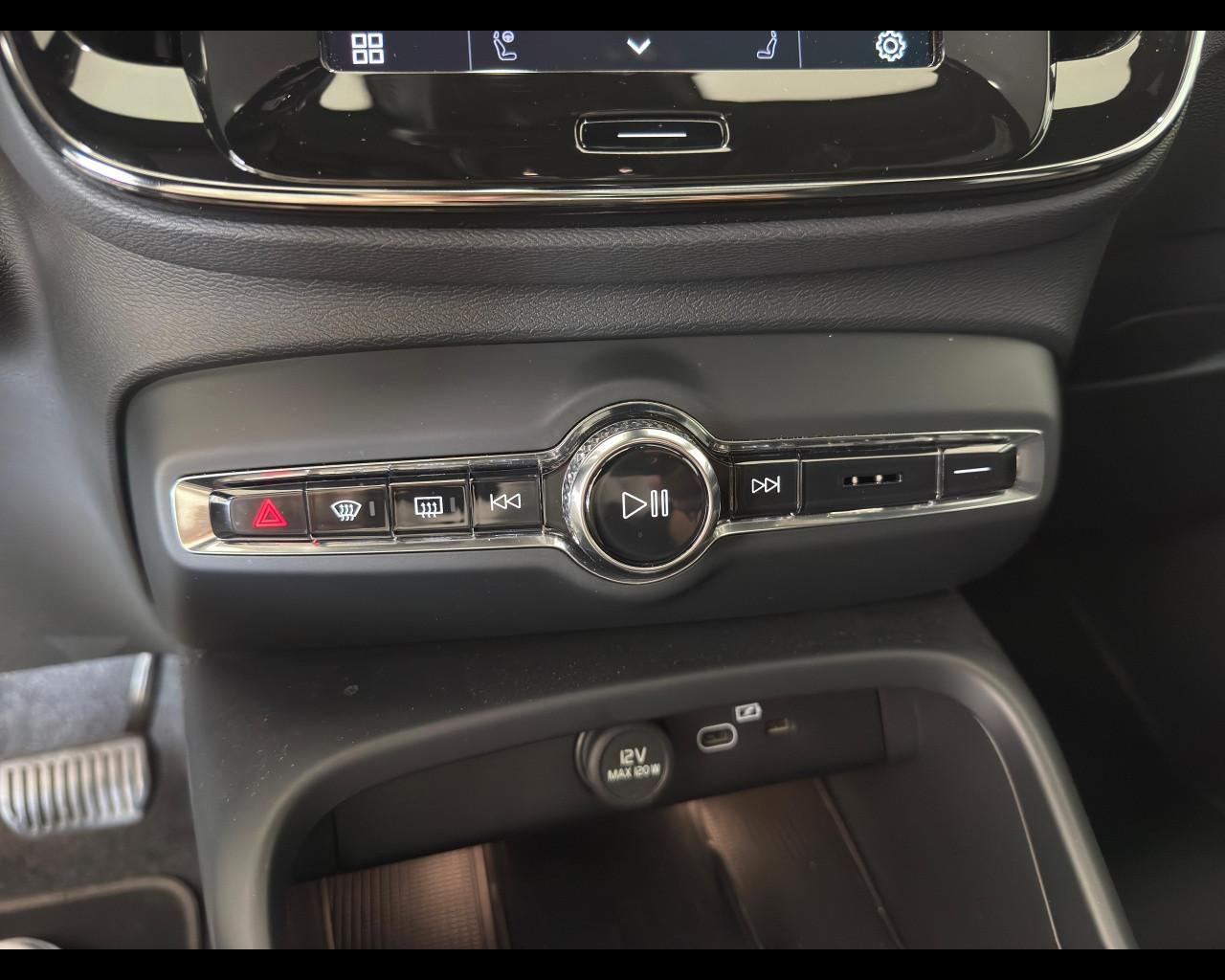 VOLVO XC40 (2017-->) - XC40 B3 automatico Ultra Black Edition