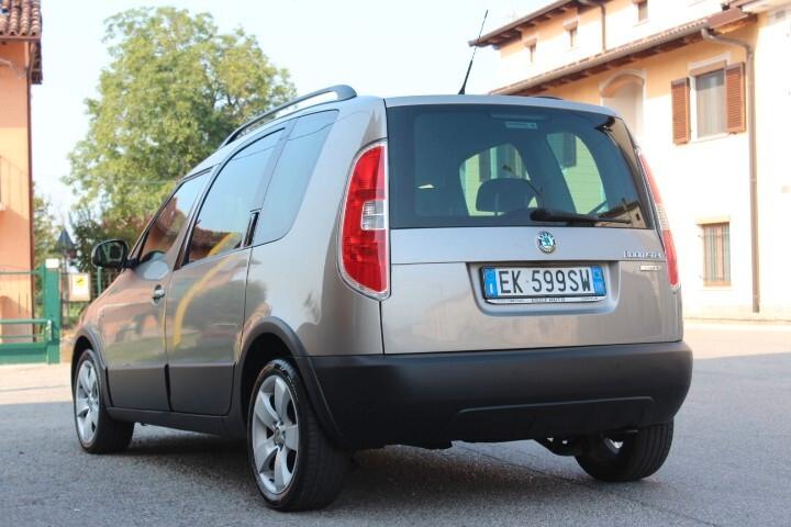 Skoda Roomster 1.2 TSI 86CV Scout CROSSOVER ASSETTO RIALZATO CLIMA AUTOMATICO SENSORI PARK
