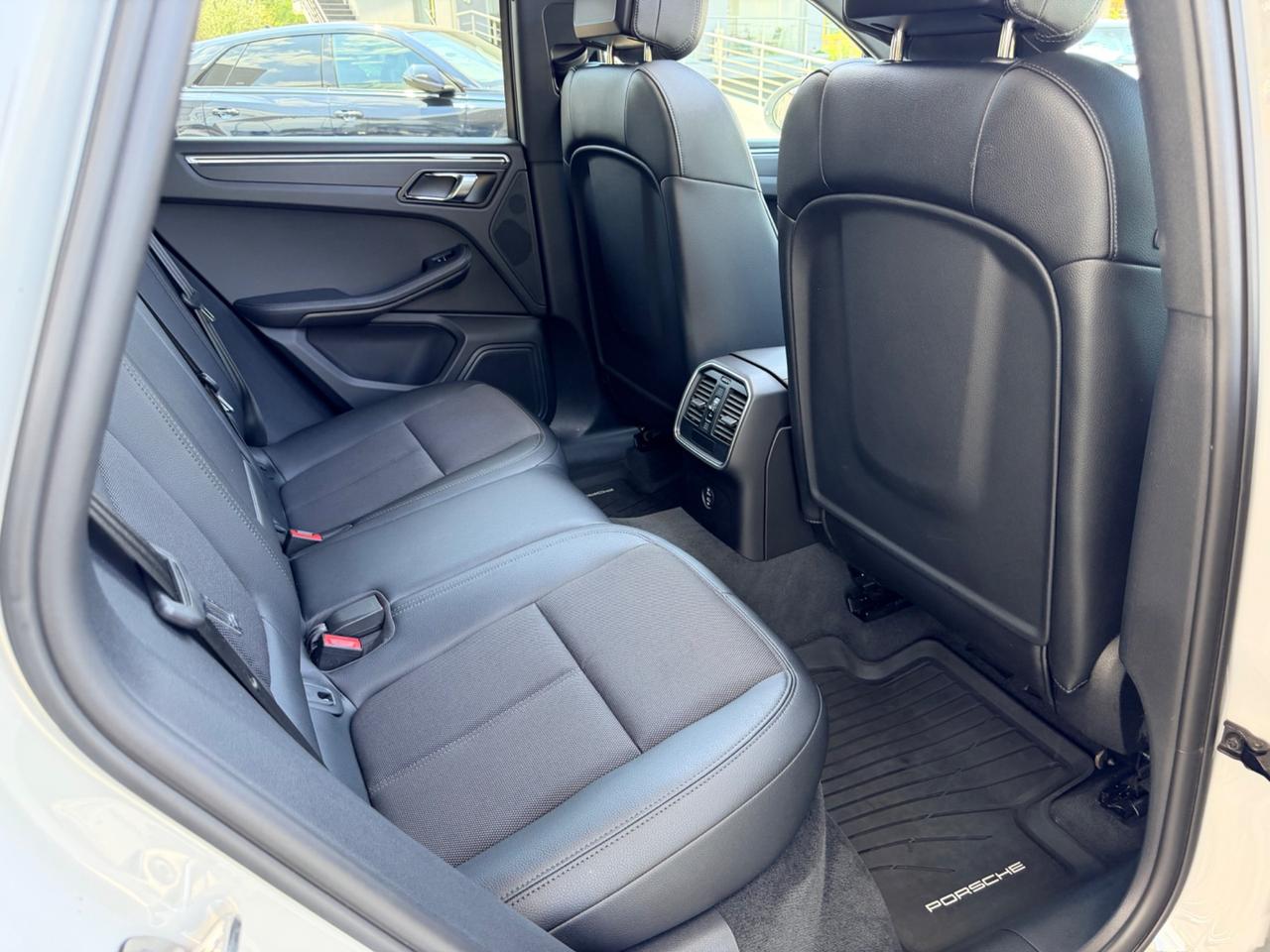 Porsche Macan 2.0 i 265cv open edition colore gesso