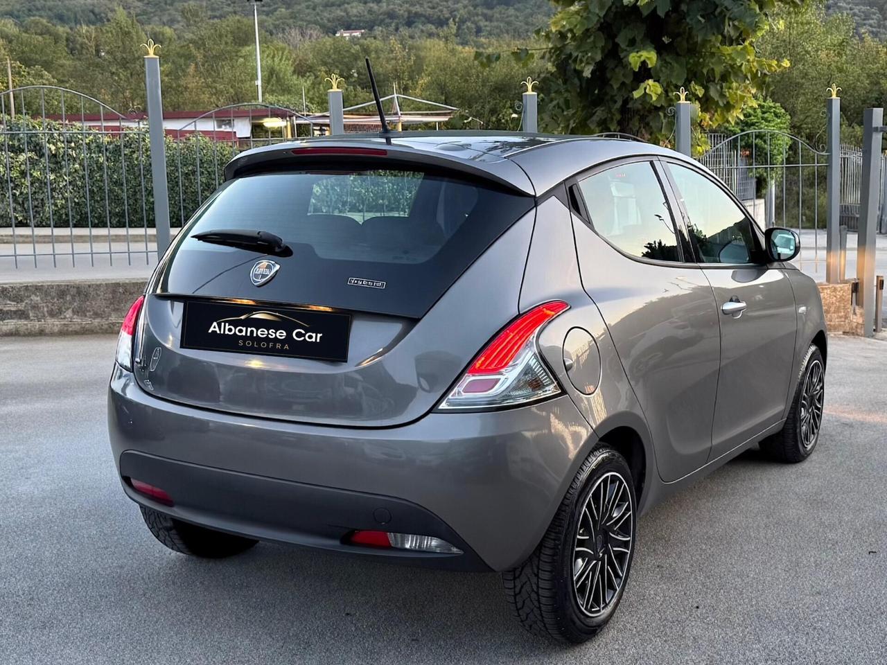 Lancia Ypsilon 1.0 FireFly S&S Hybrid Silver