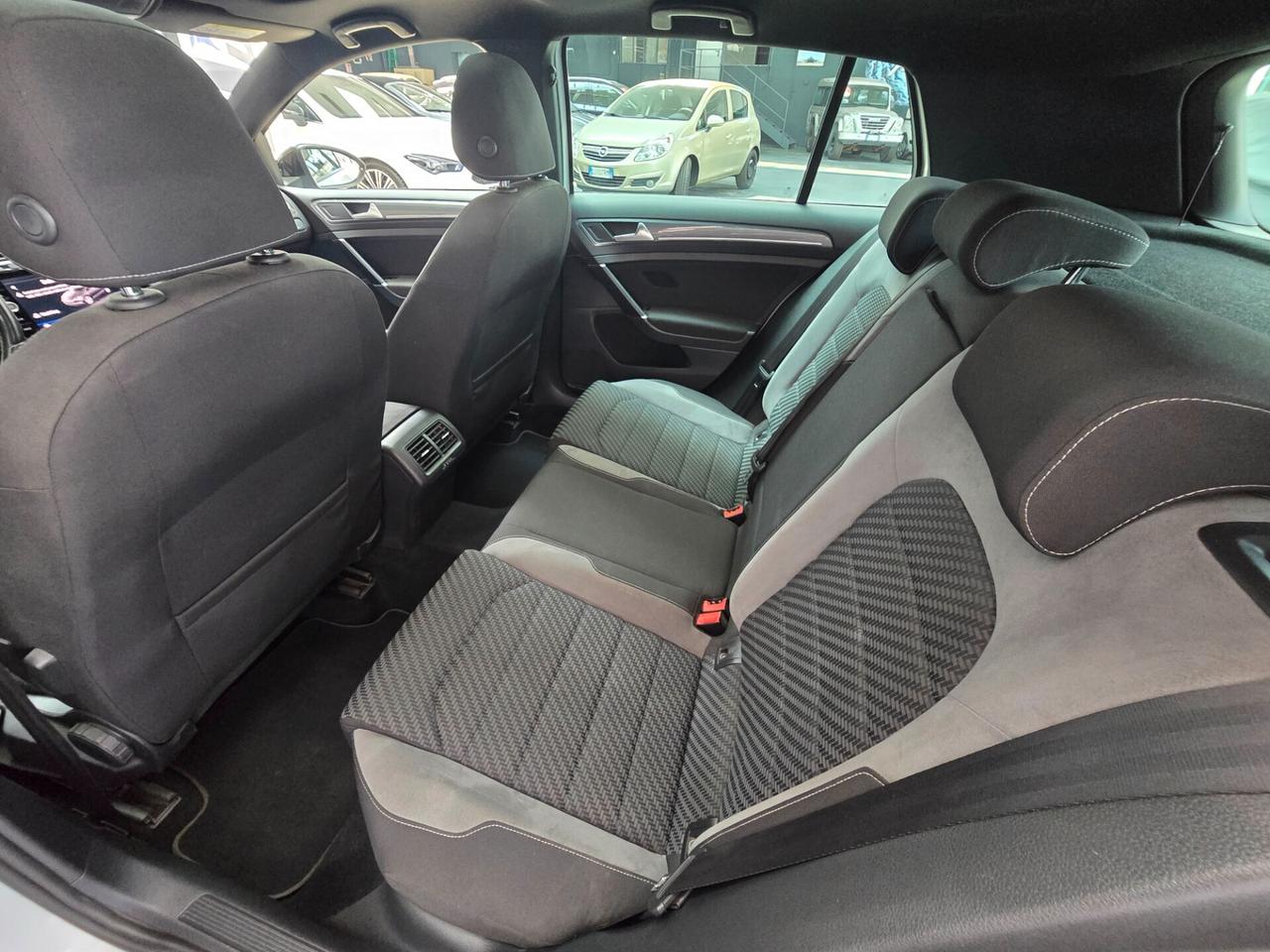 VOLKSWAGEN GOLF R-Line 2.0 TDI DSG 150CV 5p. SPORT