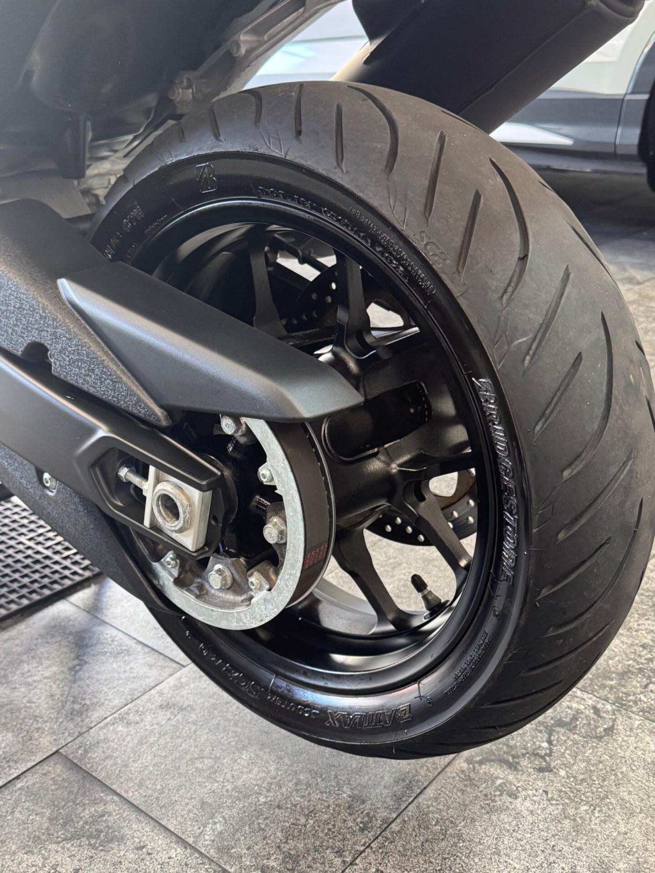Yamaha TMAX 560 DARK MAGMA TECH MAX