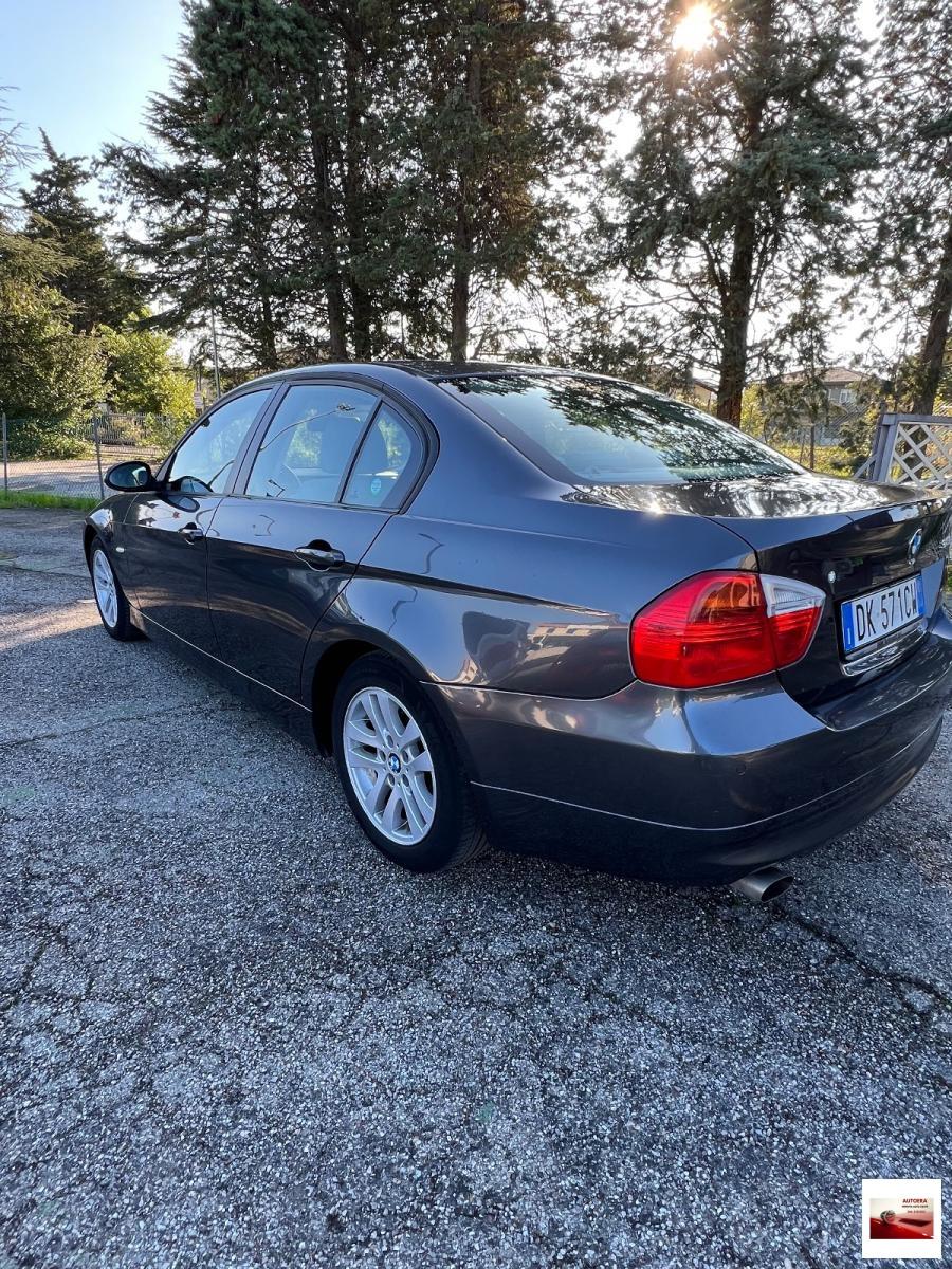 BMW - Serie 3 - 318i Attiva