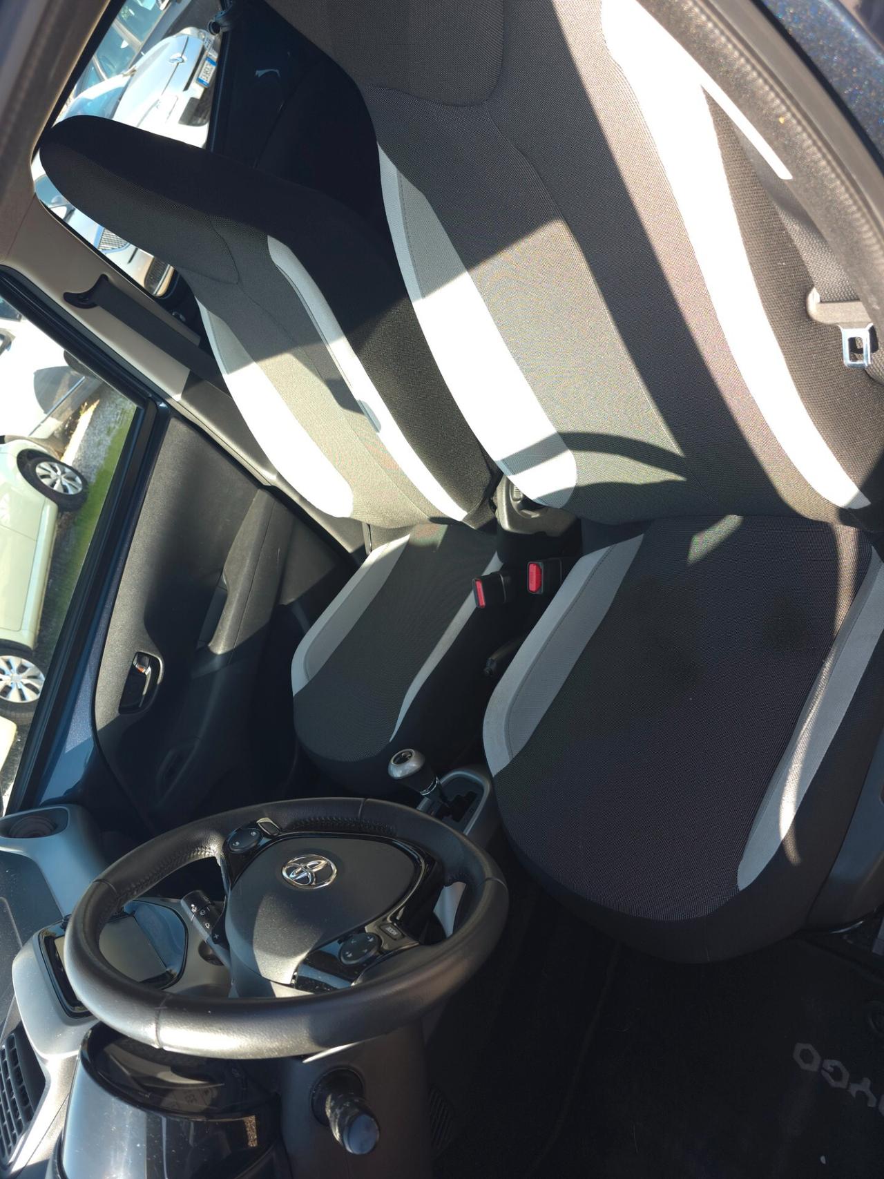 Toyota Aygo 1.0 VVT-i 69 CV 5 porte x-play MMT