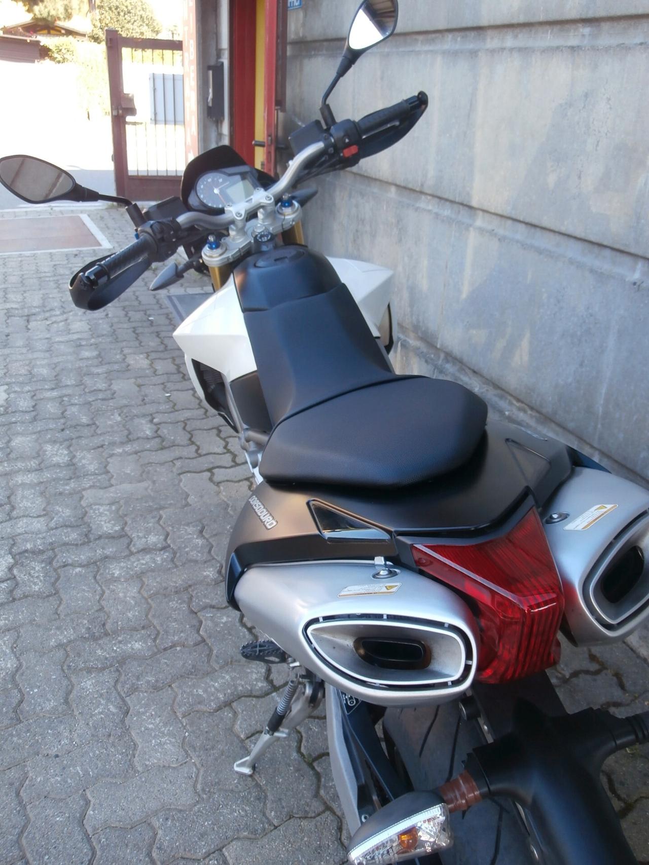 Aprilia Dorsoduro 750 (2009 - 14) del 2009 passaggio incluso.